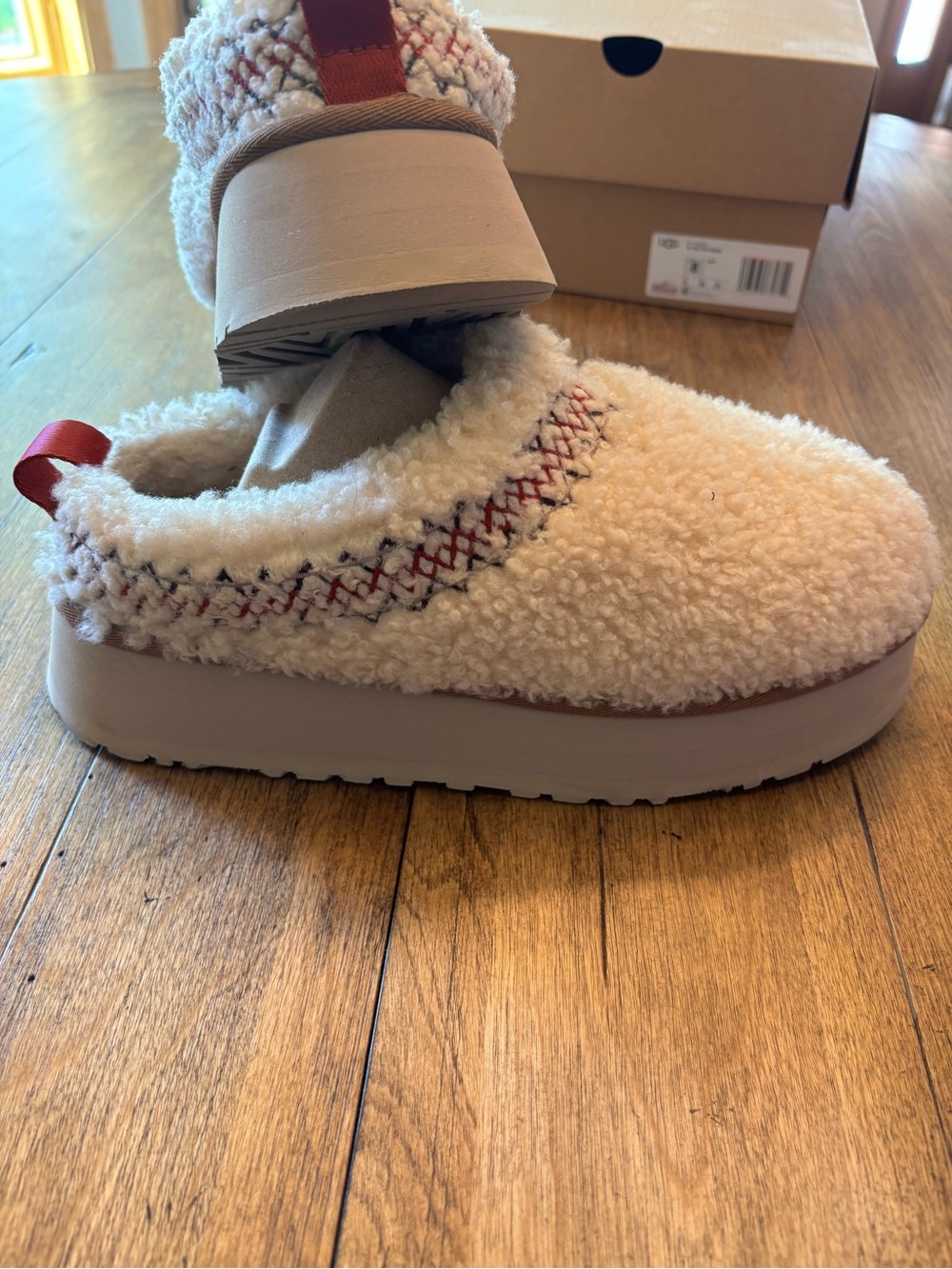 UGG Womens Cream Sherpa Slip-On Slippers with Red Stitch Accent. Worn twice. - Picture 4 of 5